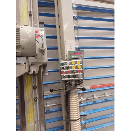 MODELE SCIE VERTICALE À PANNEAUX -