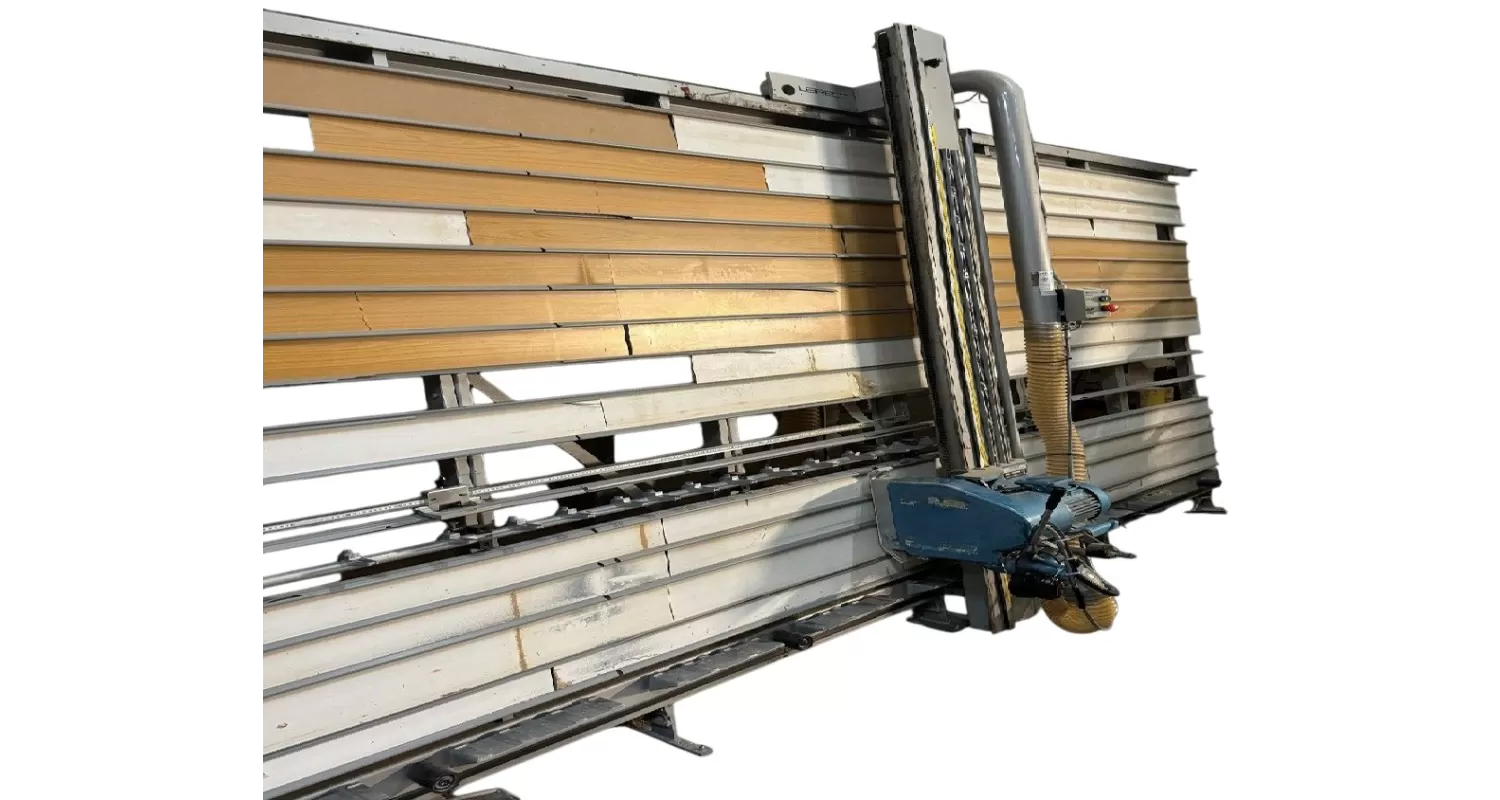 SCIE VERTICALE À PANNEAUX - LARENN